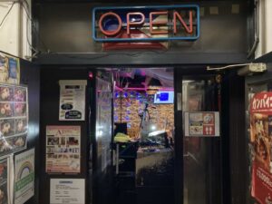 東京・蒲田のフィリピン料理・レストラン　イスラパミリア　扉