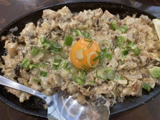 東京・六本木のフィリピン料理・レストラン　ニューナナイズ　シシグ1